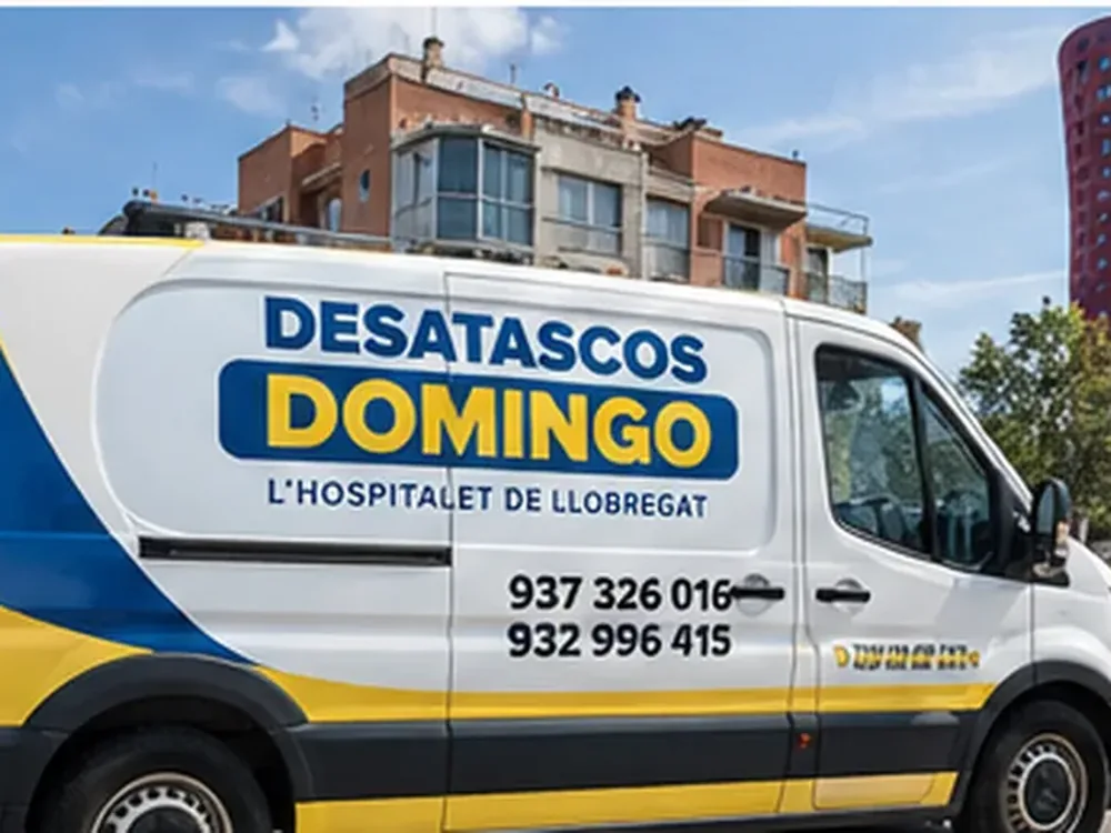 Vehículo y equipo de Desatascos Domingo para servicio en Collblanc